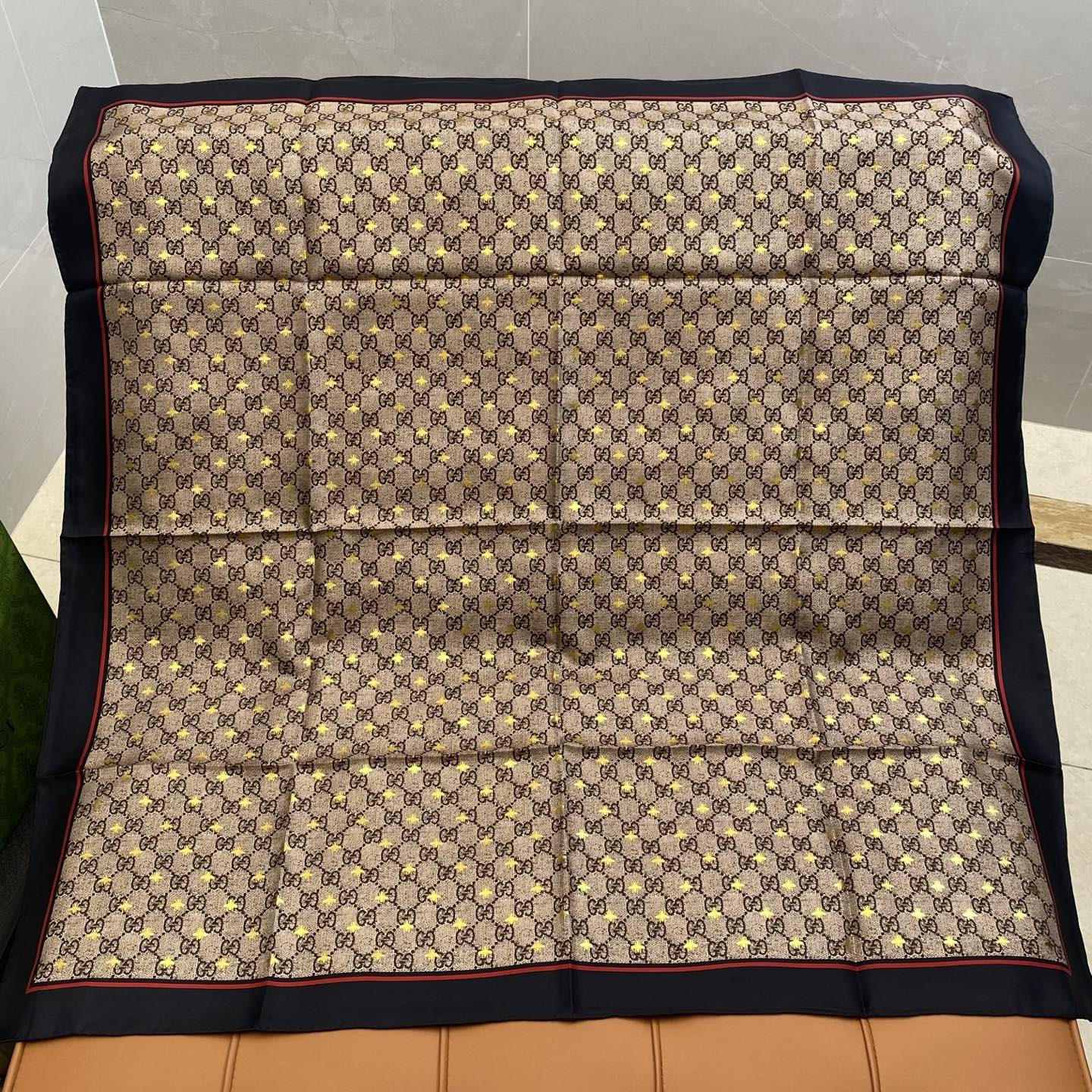 GUCCI 25S SCARF 90 IN SILK 709692