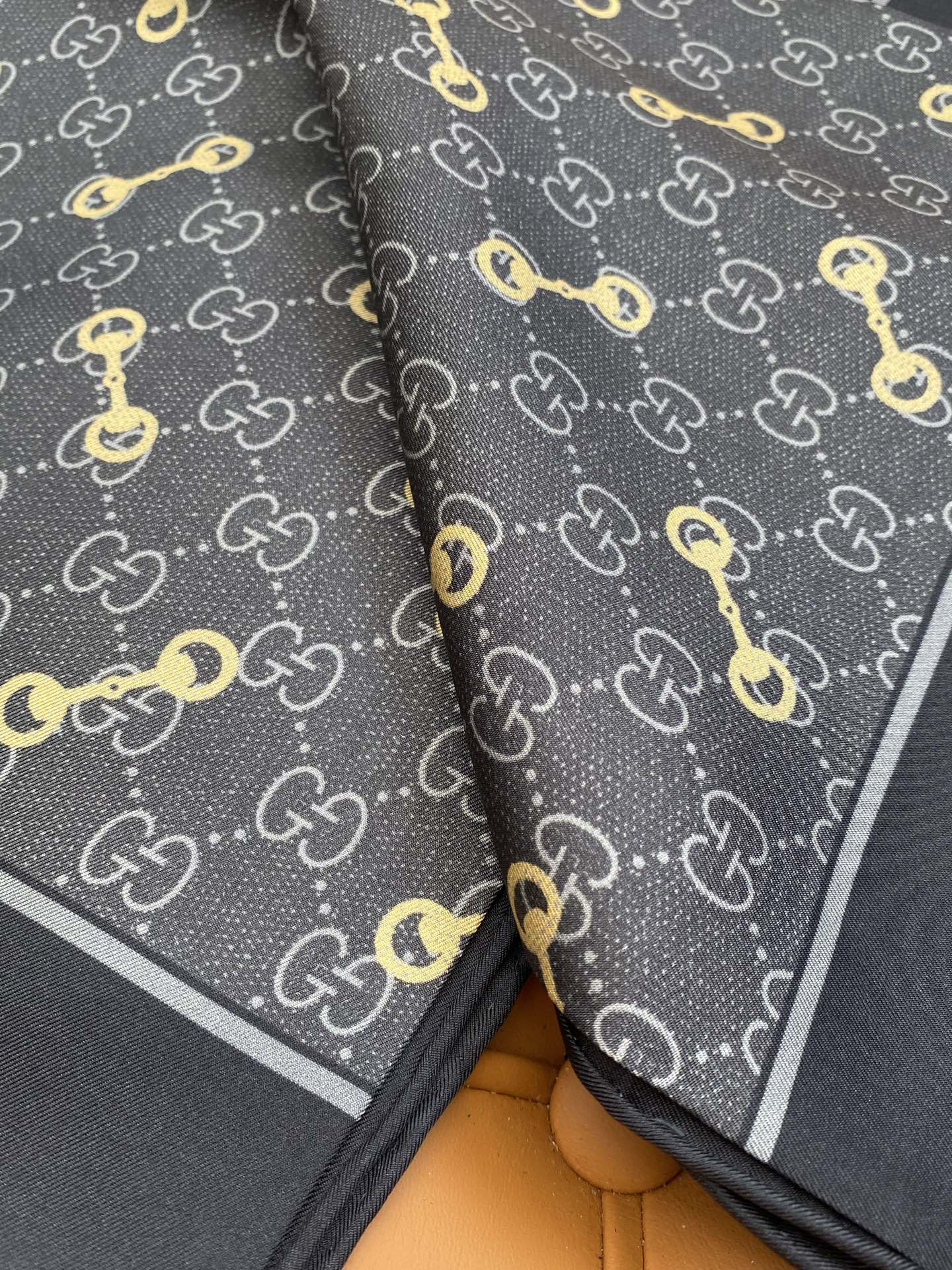 GUCCI 25S SCARF 90 IN SILK 718514