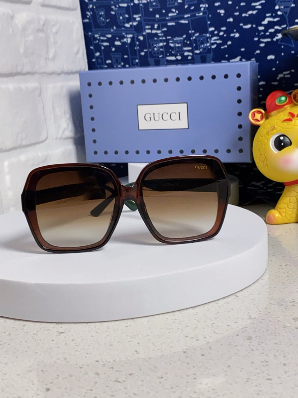 SQUARE FRAME SUNGLASSES 573309 IN ACETATE EMBOSSED LOGO